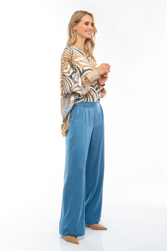 IVI collection SOLID SILK Seidenhose in der Farbe blau aus der Resort25 Kollektion. IVI collection SOLID SILK silk trousers in the color blue from the Resort25 collection.