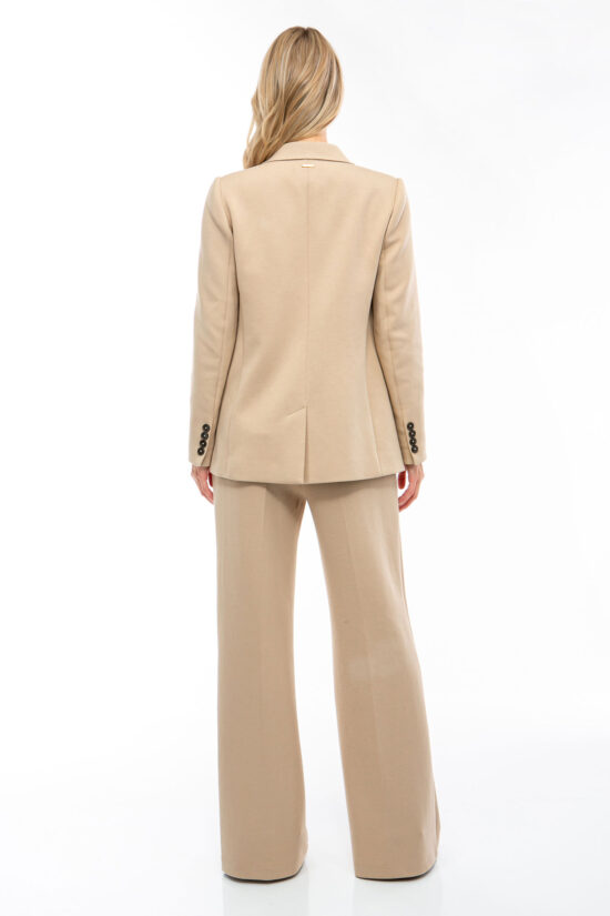 IVI collection SOLID JERSEY hochwertige Blazer in den Farben taupe aus der Resort25 Kollektion. IVI collection SOLID JERSEY high-quality blazer in taupe from the Resort25 collection.