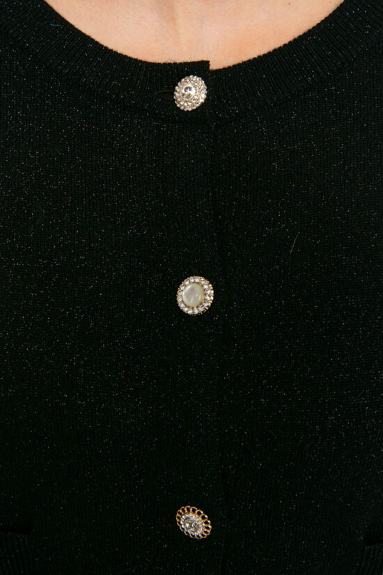 IVI collection SPARKLING KNIT Cardigan mit Zierknöpfen in der Farbe schwarz aus der Resort25 Kollektion. IVI collection SPARKLING KNIT cardigan with decorative buttons in black from the Resort25 collection.