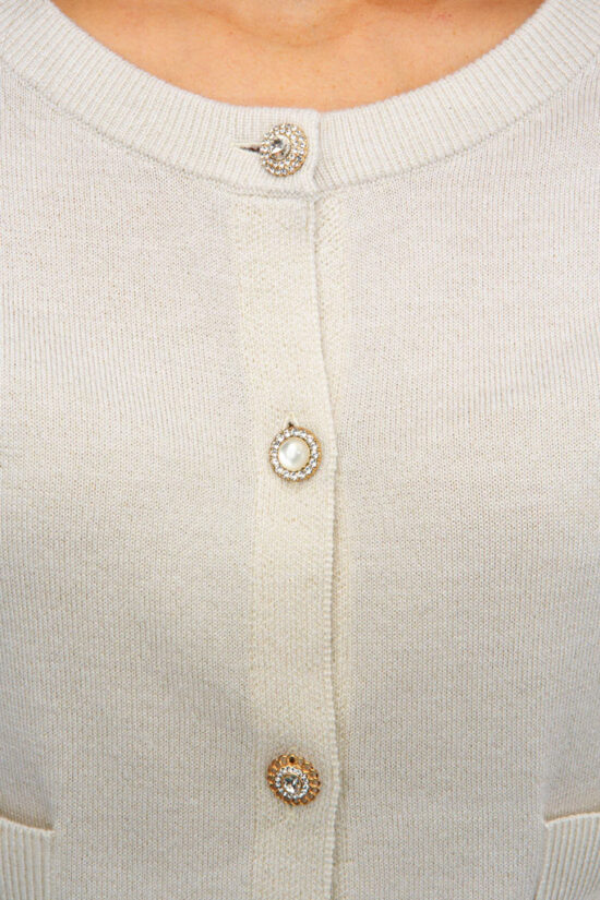 IVI collection SPARKLING KNIT Cardigan mit Zierknöpfen in der Farbe weiß aus der Resort25 Kollektion. IVI collection SPARKLING KNIT cardigan with decorative buttons in white from the Resort25 collection.