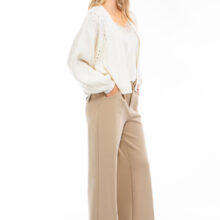 25110029_3 IVI collection SOLID JERSEY hochwertige Buntfaltenhose in den Farben taupe aus der Resort25 Kollektion.
IVI collection SOLID JERSEY high-quality pleated trousers in taupe from the Resort25 collection.