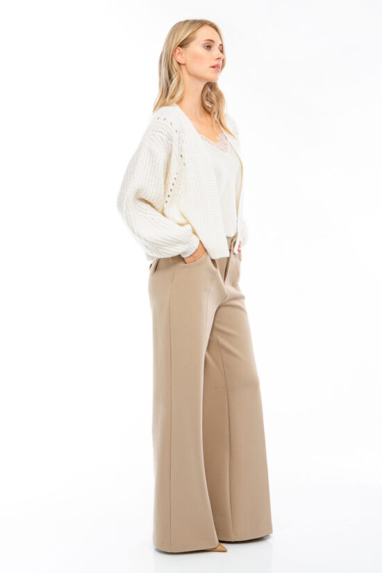 IVI collection SOLID KNIT Strickcardigan in der Farbe weiß aus der Resort25 Kollektion. IVI collection SOLID KNIT cardigan in white from the Resort25 collection.