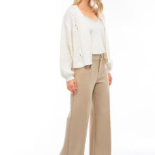 25110029_4 IVI collection SOLID JERSEY hochwertige Buntfaltenhose in den Farben taupe aus der Resort25 Kollektion.
IVI collection SOLID JERSEY high-quality pleated trousers in taupe from the Resort25 collection.