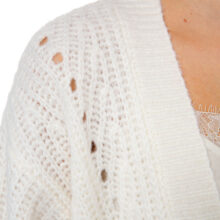 25110029_6 IVI collection SOLID KNIT Strickcardigan in der Farbe weiß aus der Resort25 Kollektion.