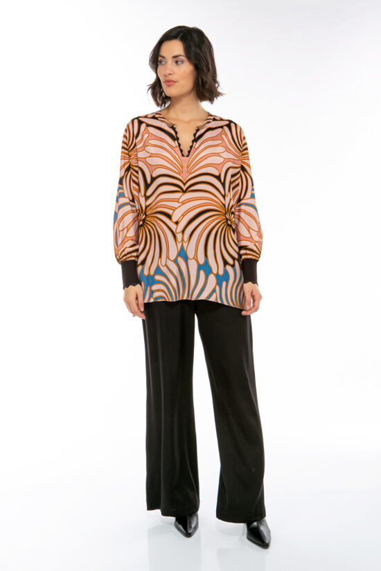 IVI collection SWIRL hochwertige Seidentunika in den Farben rose und schwarz aus der Resort25 Kollektion.
IVI collection SWIRL high-quality silk tunic in the colors rose and black from the Resort25 collection.