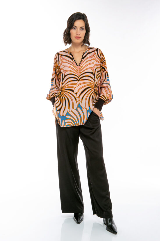 IVI collection SWIRL hochwertige Seidentunika in den Farben rose und schwarz aus der Resort25 Kollektion.
IVI collection SWIRL high-quality silk tunic in the colors rose and black from the Resort25 collection.