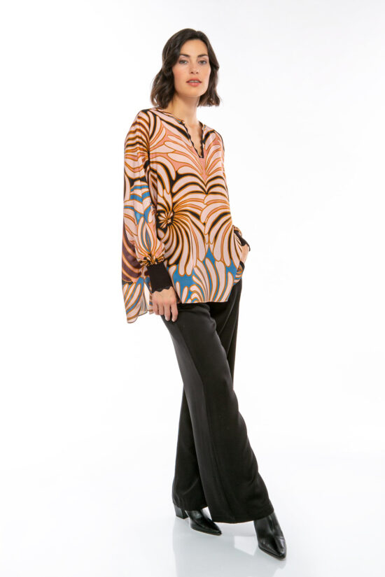IVI collection SWIRL hochwertige Seidentunika in den Farben rose und schwarz aus der Resort25 Kollektion.
IVI collection SWIRL high-quality silk tunic in the colors rose and black from the Resort25 collection.