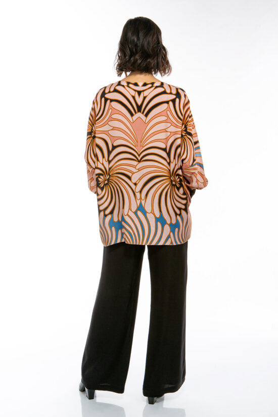 IVI collection SWIRL hochwertige Seidentunika in den Farben rose und schwarz aus der Resort25 Kollektion.
IVI collection SWIRL high-quality silk tunic in the colors rose and black from the Resort25 collection.