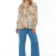 M62_1680 IVI collection SWIRL hochwertige Seidenbluse in den Farben hellblau und beige aus der Resort25 Kollektion. IVI collection SWIRL high-quality silk blouse in the colors light blue and beige from the Resort25 collection.