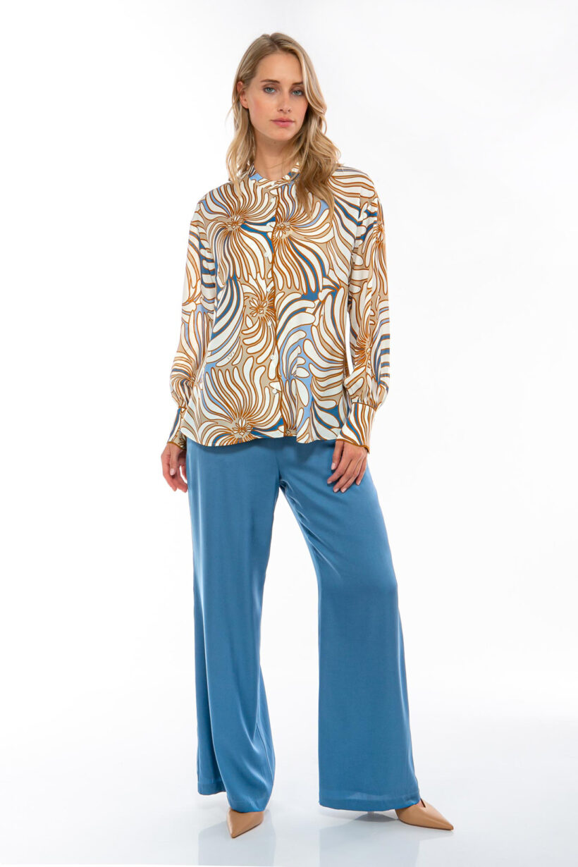 M62_1680 IVI collection SWIRL hochwertige Seidenbluse in den Farben hellblau und beige aus der Resort25 Kollektion. IVI collection SWIRL high-quality silk blouse in the colors light blue and beige from the Resort25 collection.