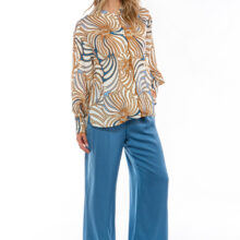 M62_1693 IVI collection SWIRL hochwertige Seidenbluse in den Farben hellblau und beige aus der Resort25 Kollektion. IVI collection SWIRL high-quality silk blouse in the colors light blue and beige from the Resort25 collection.