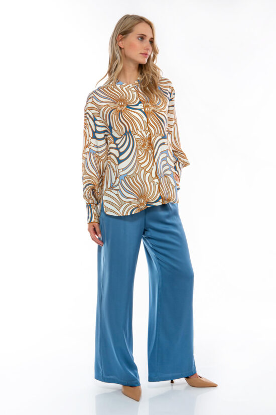 IVI collection SWIRL hochwertige Seidenbluse in den Farben hellblau und beige aus der Resort25 Kollektion. IVI collection SWIRL high-quality silk blouse in the colors light blue and beige from the Resort25 collection.