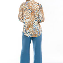 M62_1704 IVI collection SWIRL hochwertige Seidenbluse in den Farben hellblau und beige aus der Resort25 Kollektion. IVI collection SWIRL high-quality silk blouse in the colors light blue and beige from the Resort25 collection.