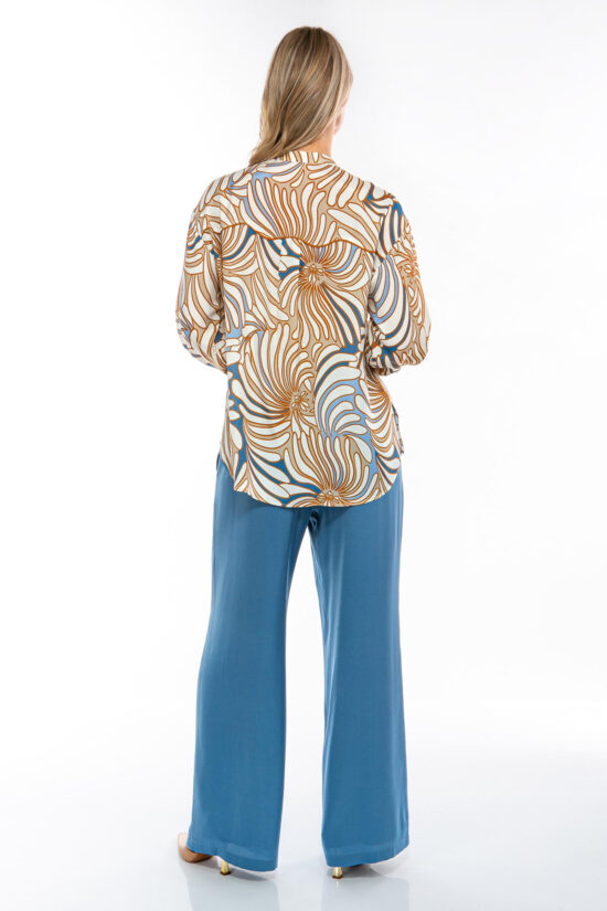 IVI collection SWIRL hochwertige Seidenbluse in den Farben hellblau und beige aus der Resort25 Kollektion. IVI collection SWIRL high-quality silk blouse in the colors light blue and beige from the Resort25 collection.