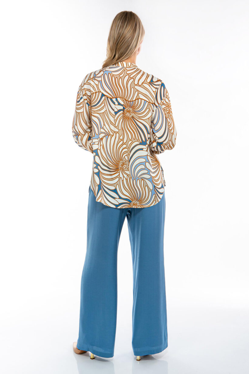 M62_1704 IVI collection SWIRL hochwertige Seidenbluse in den Farben hellblau und beige aus der Resort25 Kollektion. IVI collection SWIRL high-quality silk blouse in the colors light blue and beige from the Resort25 collection.