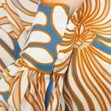 M62_1713 IVI collection SWIRL hochwertige Seidenbluse in den Farben hellblau und beige aus der Resort25 Kollektion. IVI collection SWIRL high-quality silk blouse in the colors light blue and beige from the Resort25 collection.