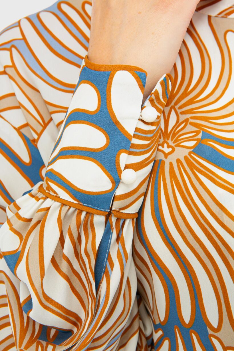 M62_1713 IVI collection SWIRL hochwertige Seidenbluse in den Farben hellblau und beige aus der Resort25 Kollektion. IVI collection SWIRL high-quality silk blouse in the colors light blue and beige from the Resort25 collection.