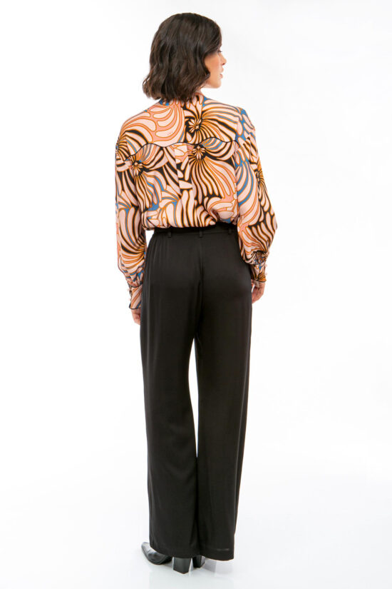 IVI collection SWIRL hochwertige Seidenbluse in den Farben rose und schwarz aus der Resort25 Kollektion. IVI collection SWIRL high-quality silk blouse in the colors rose and black from the Resort25 collection.