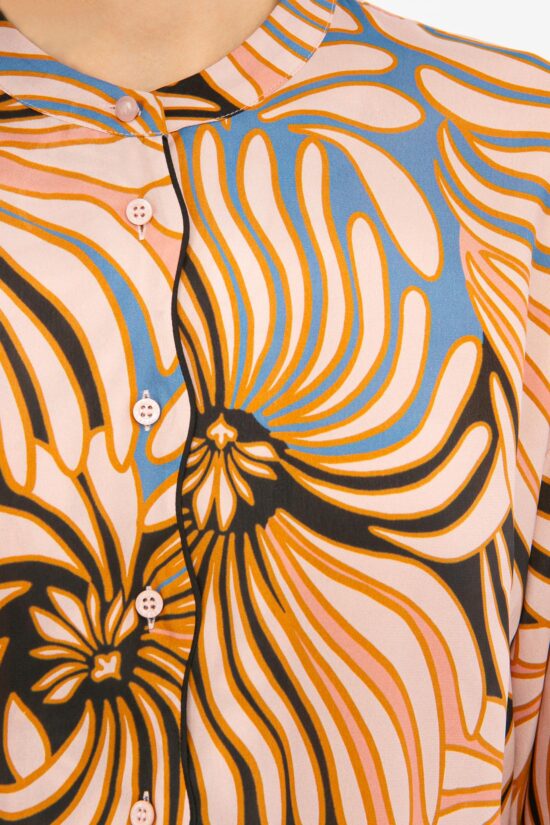 IVI collection SWIRL hochwertige Seidenbluse in den Farben rose und schwarz aus der Resort25 Kollektion.
IVI collection SWIRL high-quality silk blouse in the colors rose and black from the Resort25 collection.
