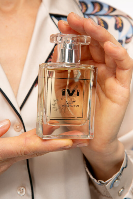 Produktbild: Model hält das IVI NUIT Parfüm.