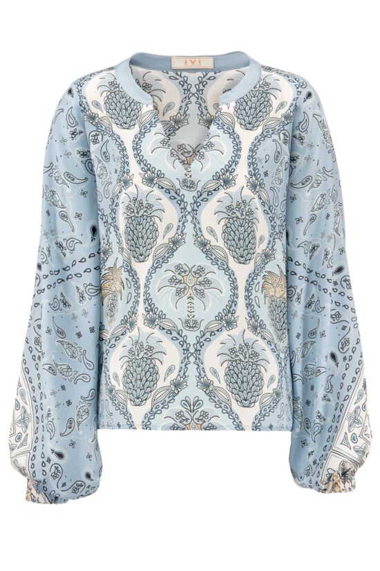 Produktbild: BANDANA PATCH Seidenbluse mit Paisleyprint auf hellblauen Hintergrund.