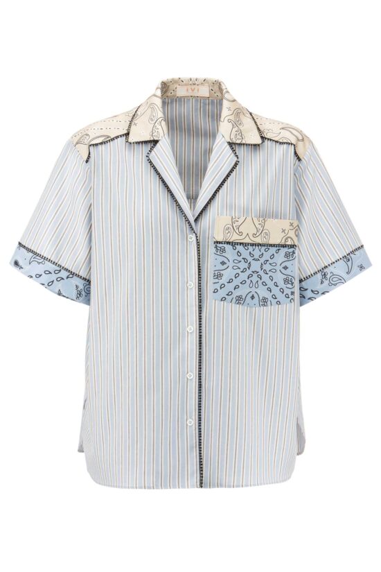 Produktbild: BANDANA PATCH Hemdbluse mit Paisleyprint auf hellblauen gestreiftem Hintergrund.