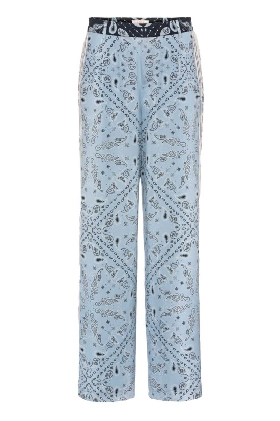 Produktbild: BANDANA PATCH Seidenhose mit Paisleyprint auf hellblauen Hintergrund.