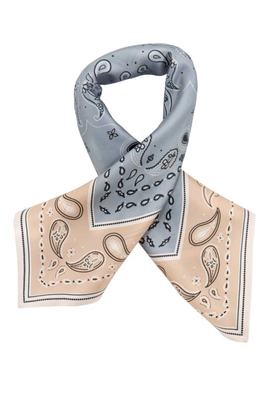 Produktbild: BANDANA PATCH Seidentuch mit Paisleyprint auf hellblauen Hintergrund.
