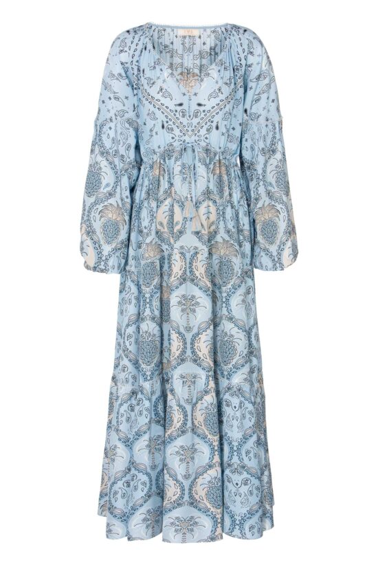 Produktbild: BANDANA PATCH Kleid mit Paisleyprint auf hellblauen Hintergrund.