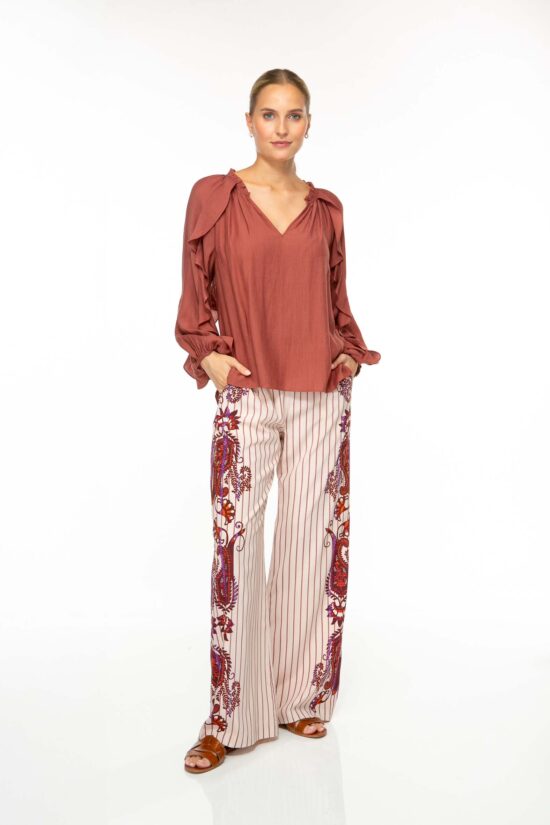 Produktbild: FRILL Bluse mit Rüschen in bordeaux. Bild von vorne.