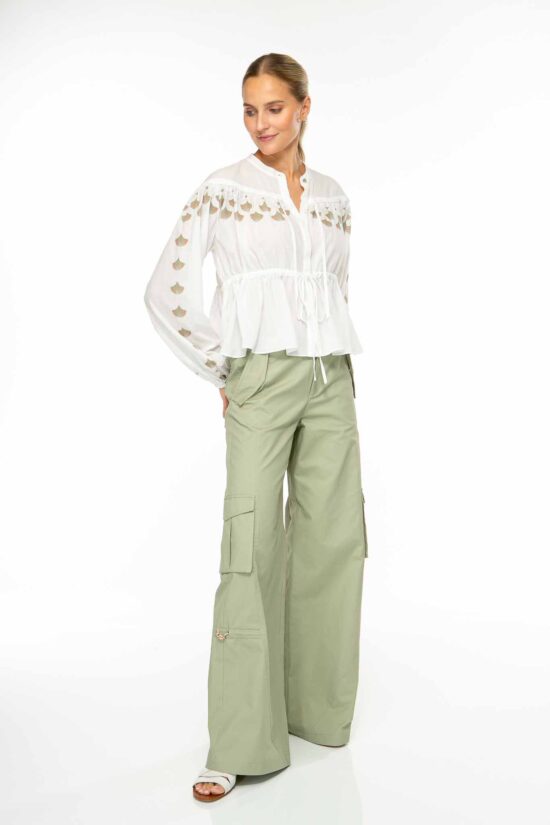 Produktbild: CARGO Hose mit aufgesetzten Taschen in khaki. Bild von vorne.