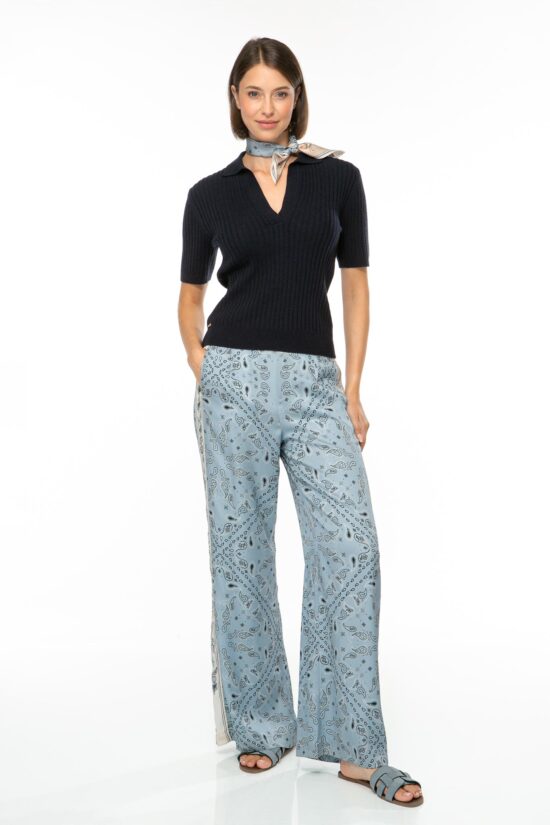 Produktbild: BANDANA PATCH Seidenschal mit Paisleyprint in bleue. Bild von vorne.