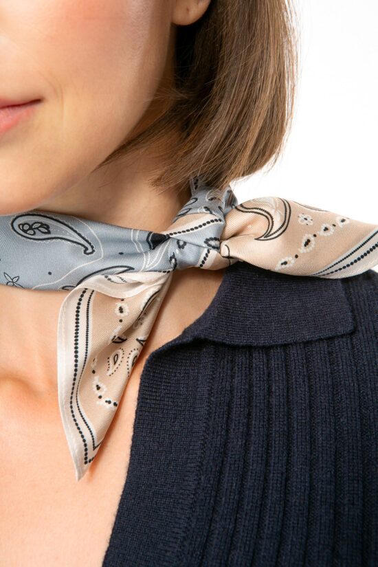 Detailbild des BANDANA PATCH Seidenschal.