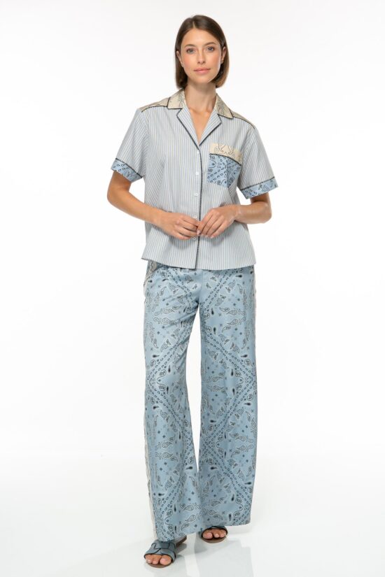 Produktbild: BANDANA PATCH Hemdbluse mit Paisleyprint in bleue. Bild von vorne.