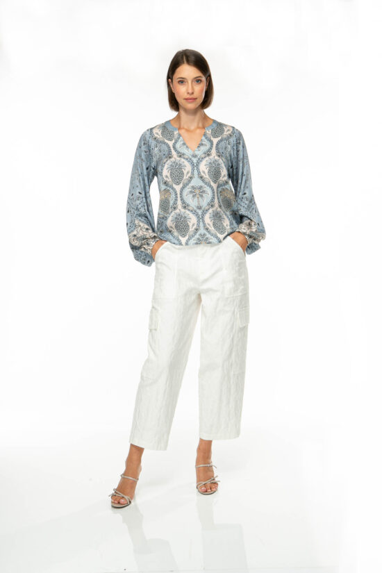 Produktbild: BANDANA PATCH Bluse mit Paisleyprint in bleue. Bild von vorne.