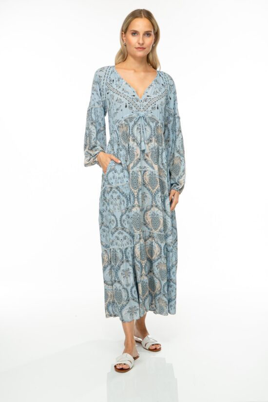 Produktbild: BANDANA PATCH Maxikleid mit Paisleyprint in bleue. Bild von vorne.
