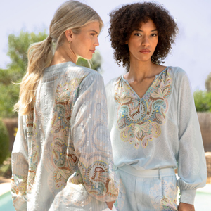 Imagebild: Models stehen vor Pool. Das eine Model trägt EMBELLISHED Bluse mit Leinenhose und das andere Model trägt EMBELLISHED LACE Seidenbluse und Leinenhose.