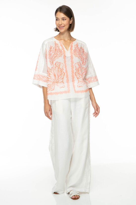 Produktbild: CORAL Baumwollbluse mit floralem Print auf weißem Hintergrund. Bild von vorne.