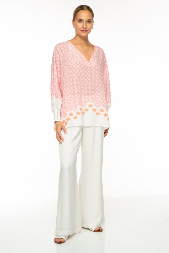 Produktbild der ABANICO Tunika mit rosafarbenem Print auf weißem Hintergrund. Bild von vorne.