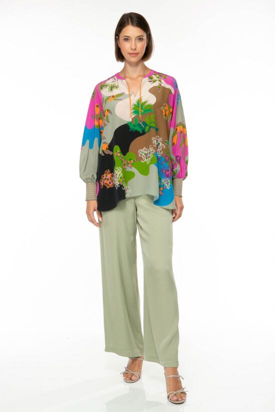 Produktbild: CAMOU Tunika mit farbenfrohem Print in dunkelblau, grün, blau, rosa und beige. Bild von vorne.