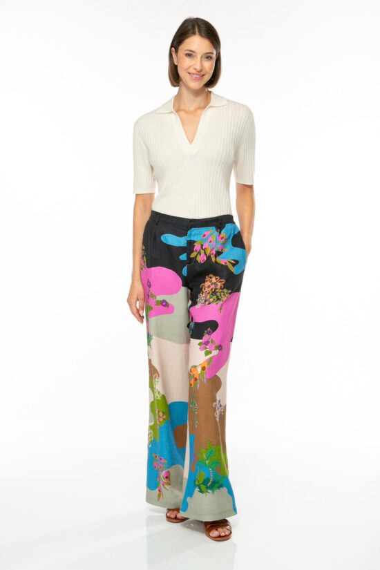 Produktbild unserer CAMOU Leinenhose mit farbenfrohem Print in dunkelblau, beige, blau, rosa und grün. Bild von vorne.