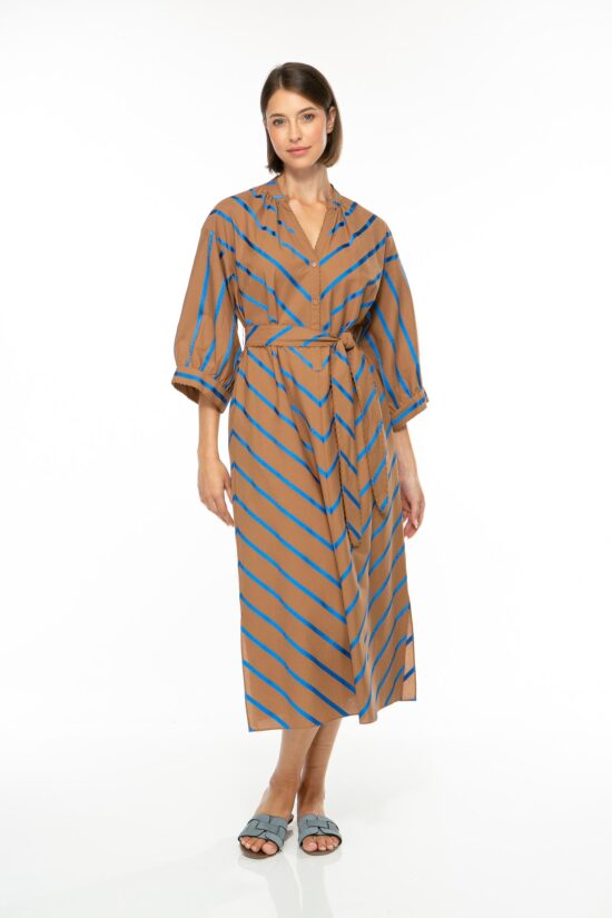 Produktbild: ROYAL STRIPE Baumwollkleid mit blauen Streifen auf dunkelbraunem Hintergrund. Bild von vorne.