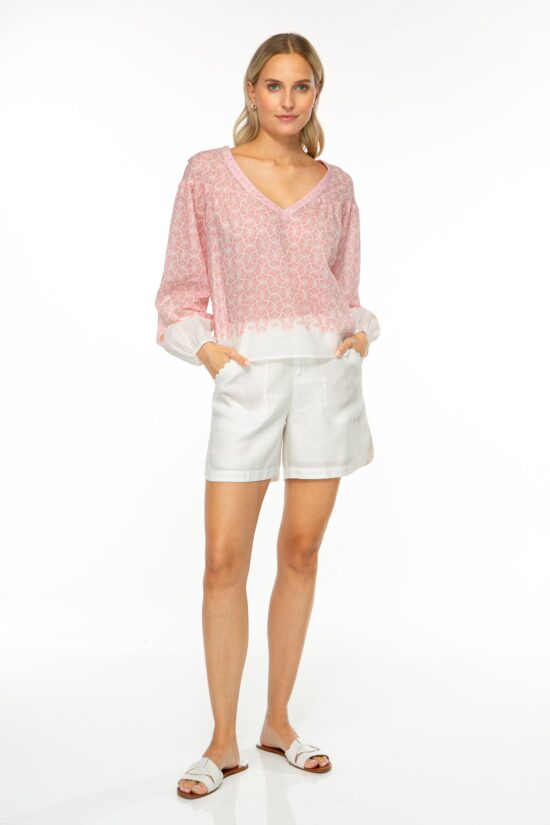 Produktbild: ABANICO Baumwollbluse in einem hübschen rosafarbenen Print auf weißem Fond. Bild von vorne.