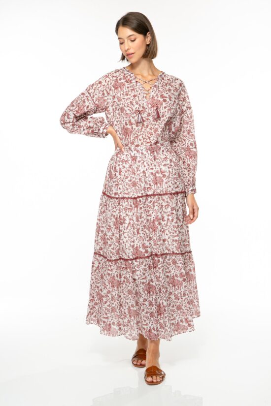 Produktbild: WILDLIFE Baumwollbluse mit rotem Print beigenen Hintergrund. Bild von vorne.