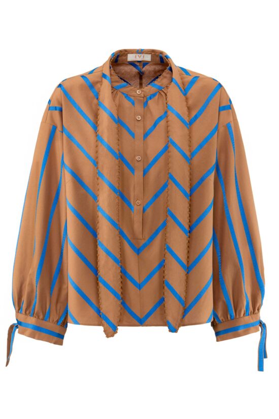 Produktbild: ROYAL STRIPE Baumwollbluse mit blauen diagonalen Streifen auf dunkelbraunem Hintergrund.